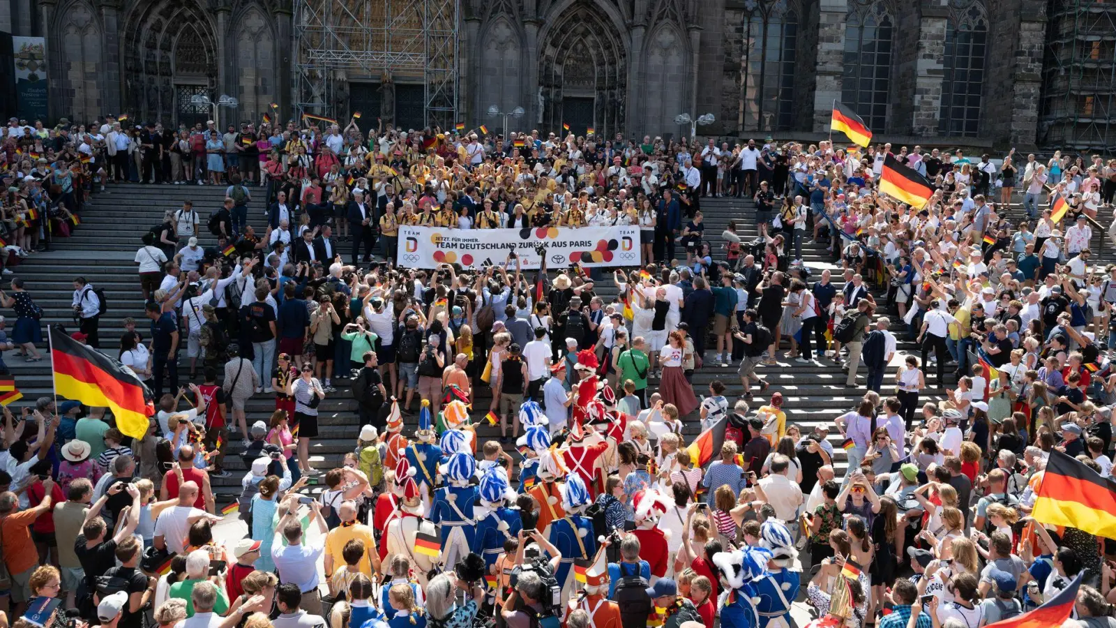 Gruppenfoto des Olympia-Teams vor dem Kölner Dom. (Foto: Sebastian Kahnert/dpa)