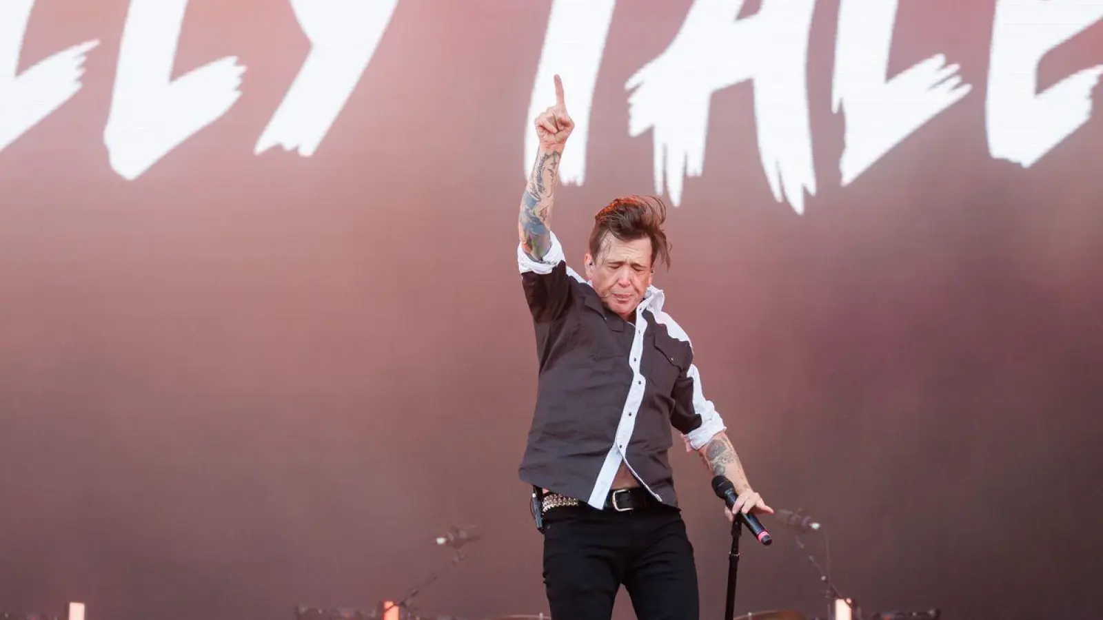 Benjamin Kowalewicz, Sänger der kanadischen Rockband Band Billy Talent, steht beim Open-Air-Festival „Rock im Park” auf der Bühne. (Foto: Daniel Karmann/dpa)