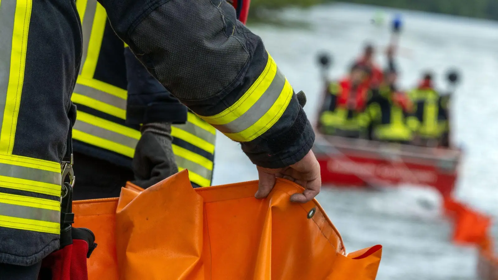 Die Feuerwehr beseitigte laut Polizei den Ölfilm auf der Donau bei Deggendorf. (Symbolbild) (Foto: Pia Bayer/dpa)