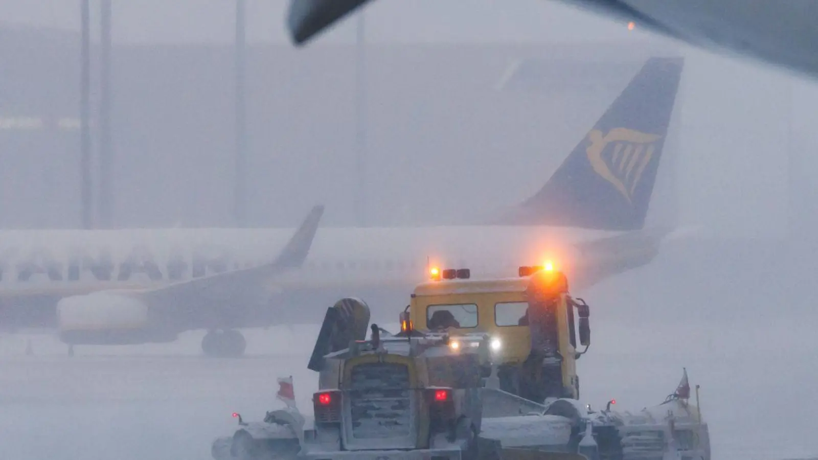 Passagiere haben ein Recht auf Erstattungen oder Ersatzbeförderung, wenn ein Flug aufgrund von starkem Winterwetter ausfällt. (Foto: Daniel Karmann/dpa/dpa-tmn)