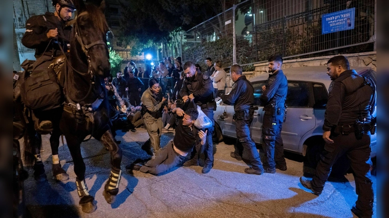 Berittene Polizei treibt Menschen auseinander, die in Jerusalem gegen die Regierung von Premierminister Benjamin Netanjahu protestieren (Foto: Ohad Zwigenberg/AP/dpa)