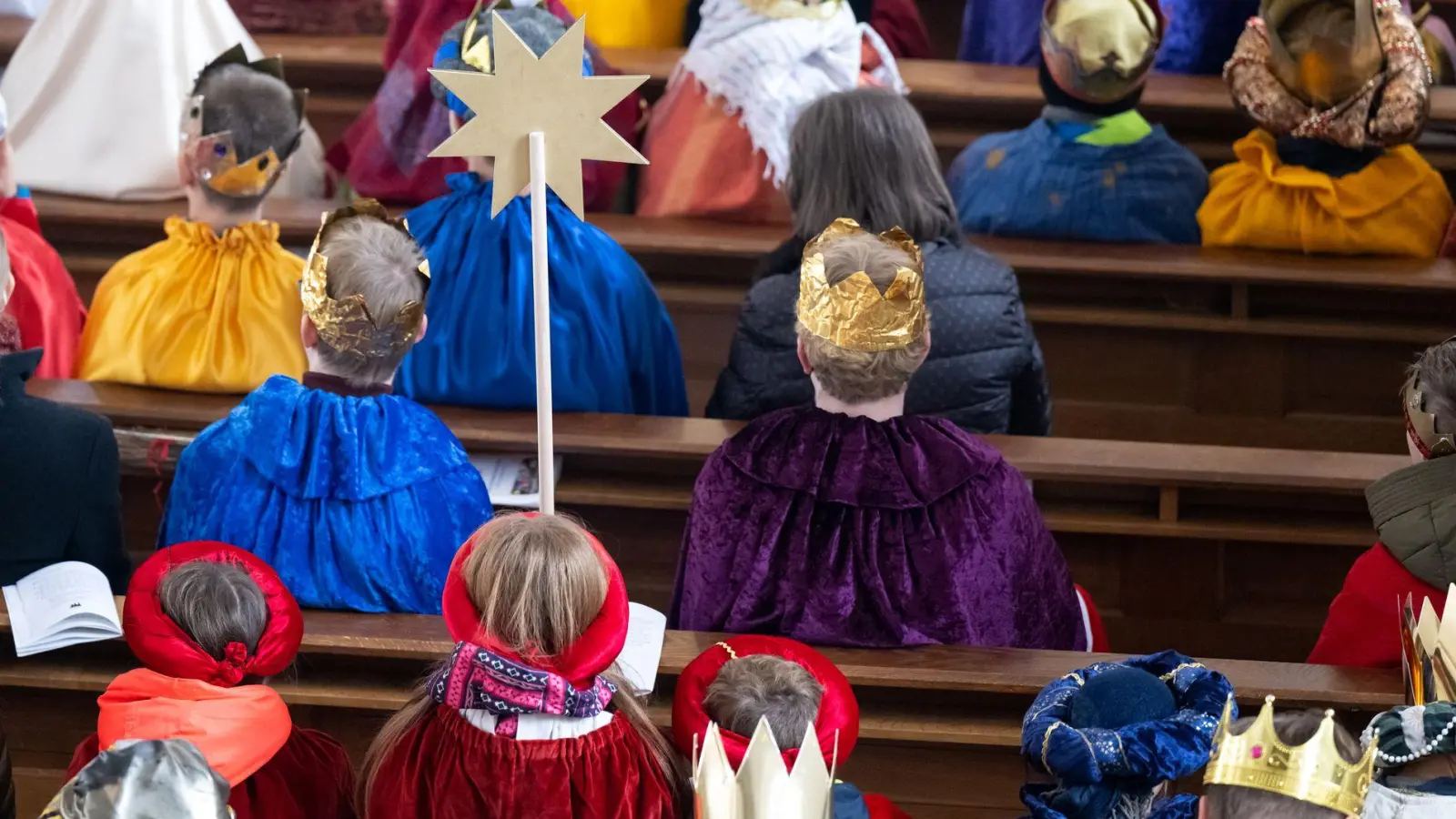 Sternsinger werden in Gottesdiensten ausgesandt. (Archivbild) (Foto: Sven Hoppe/dpa)