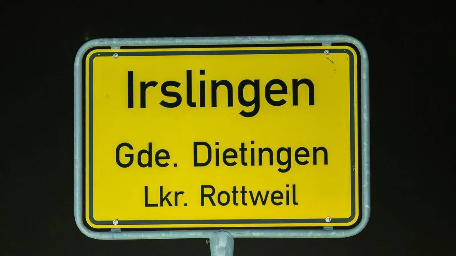 Nach dem Schuss auf ein 12 Jahre altes Kind wertet die Polizei Spuren aus. (Symbolbild) (Foto: Silas Stein/dpa)