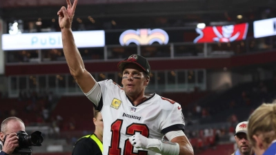 Der Quarterback der Tampa Bay Buccaneers, Tom Brady, winkt den Zuschauern nach dem Spiel. (Foto: Mark Lomoglio/AP/dpa)