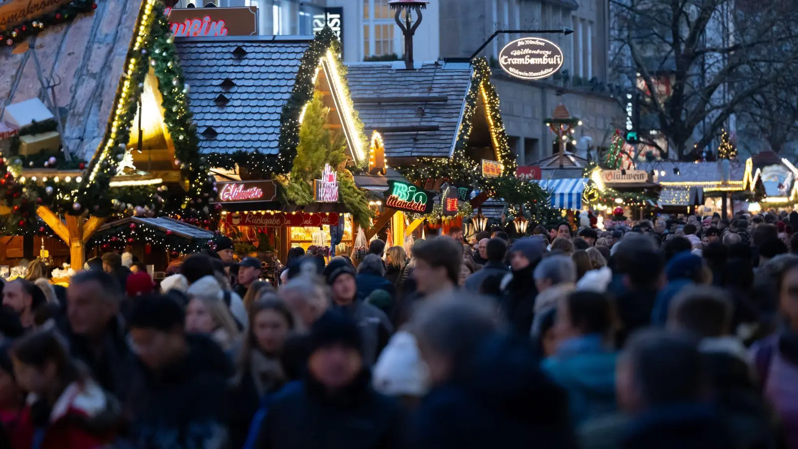 In vielen deutschen Innenstädten war am vergangenen Freitag viel los - wegen der Weihnachtsmärkte und dem Aktionstag Black Friday. (Foto: Sven Hoppe/dpa)