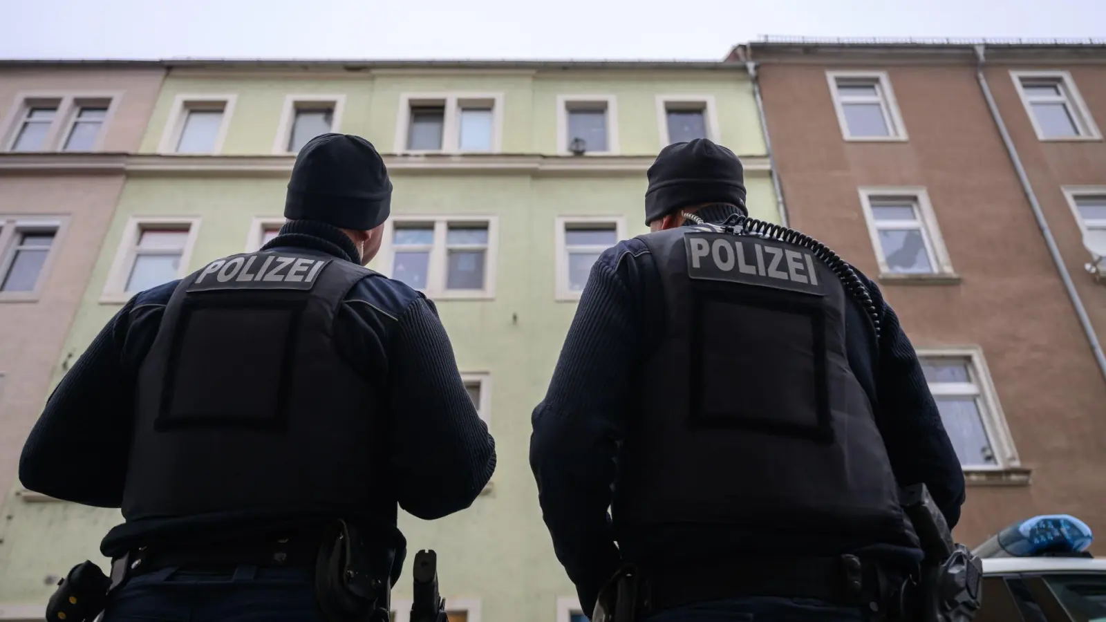 In einem Mehrfamilienhaus in Meißen sind drei Kleinkinder und deren Vater tot gefunden worden. (Foto: Robert Michael/dpa)