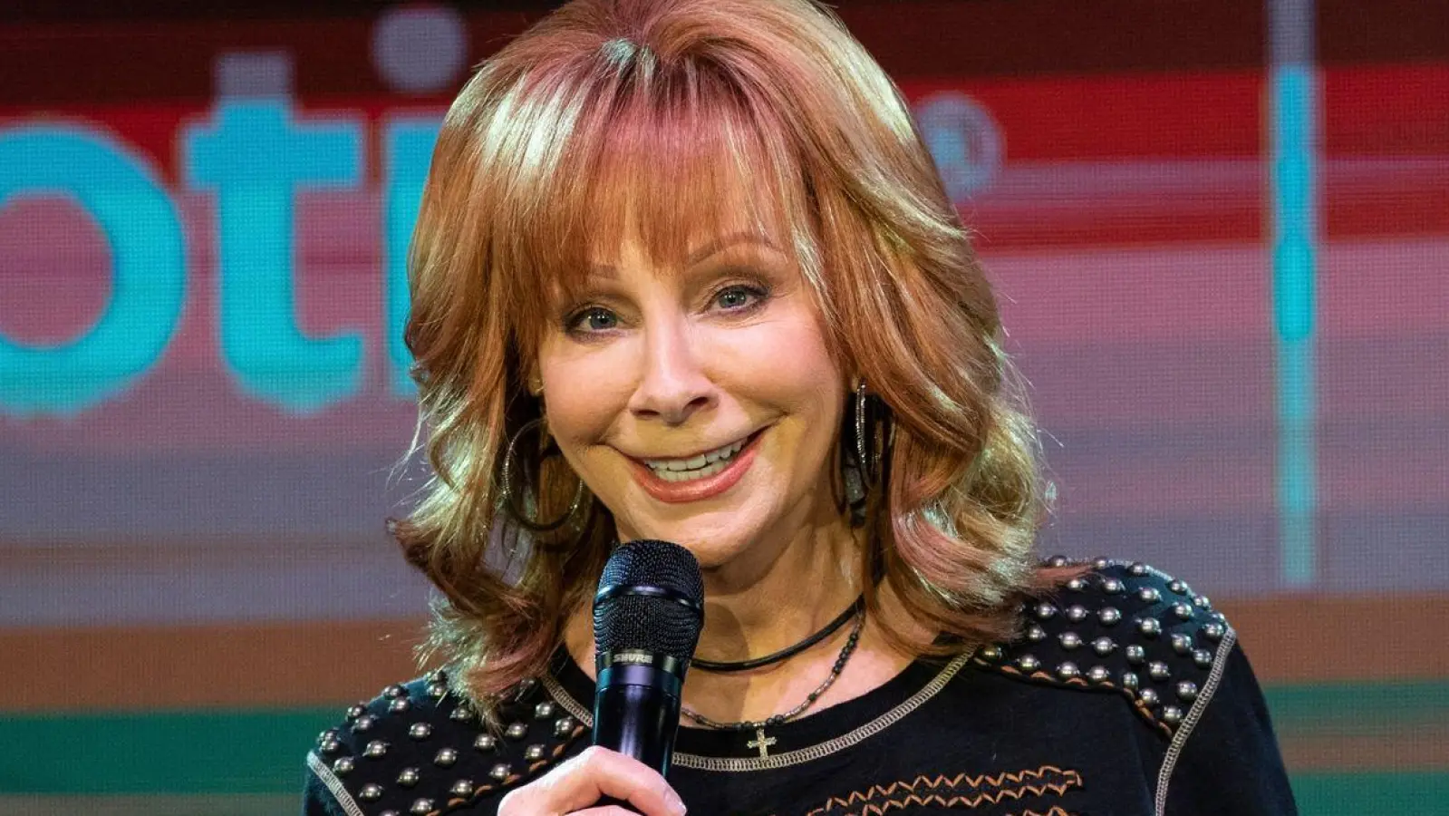 Die amerikanische Nationalhymne vor dem Super Bowl wurde schon von Musikgrößen wie Beyoncé, Whitney Houston und Neil Diamond gesungen. Nun darf sich Reba McEntire in die Liste der Künstler einreihen. (Foto: Amy Harris/Invision/AP/dpa)