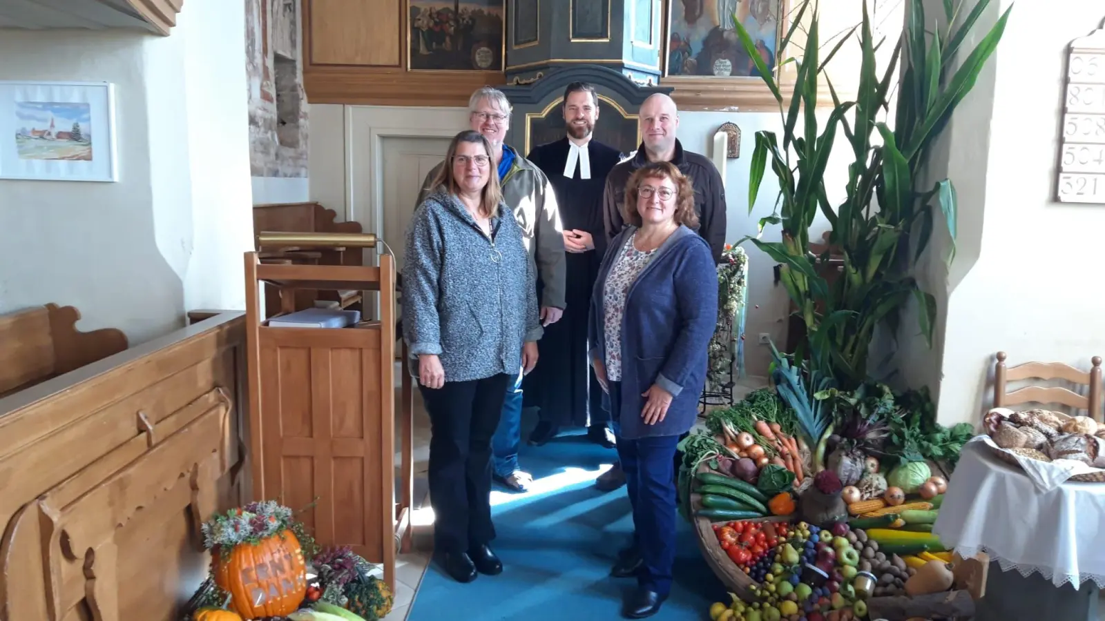 Pfarrer Simeon Prechtel (Mitte) mit dem Kirchenvorstand von Dühren: Barbara Bauer (links), Martin Bauer, Thomas Müller und der langjährigen Vorsitzenden Renate Kißlinger, die erneut kandidiert. (Foto: Wolfgang Bauer)