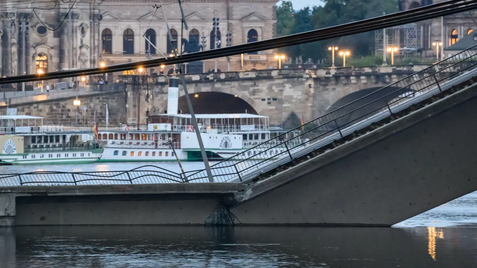 Teile der Carolabrücke über der Elbe sind eingestürzt. (Foto: Robert Michael/dpa)