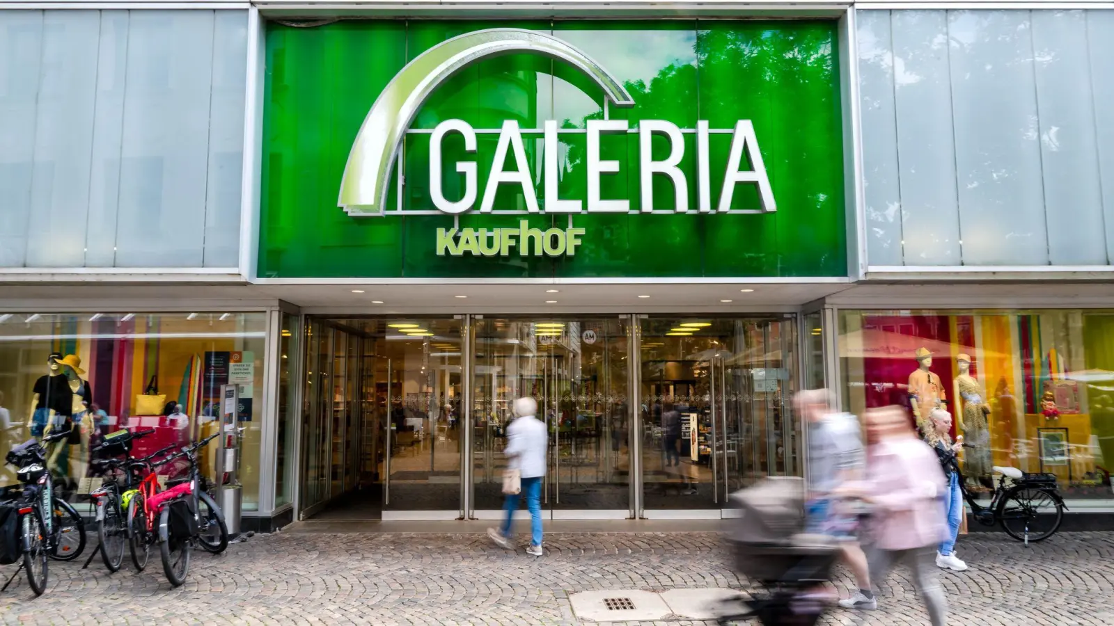 Eine Filiale der Kaufhauskette Galeria Kaufhof in der Fußgängerzone. Die Gewerkschaft Verdi hat ein Tarifangebot der Firma abgelehnt. (Archivbild) (Foto: Sina Schuldt/dpa)