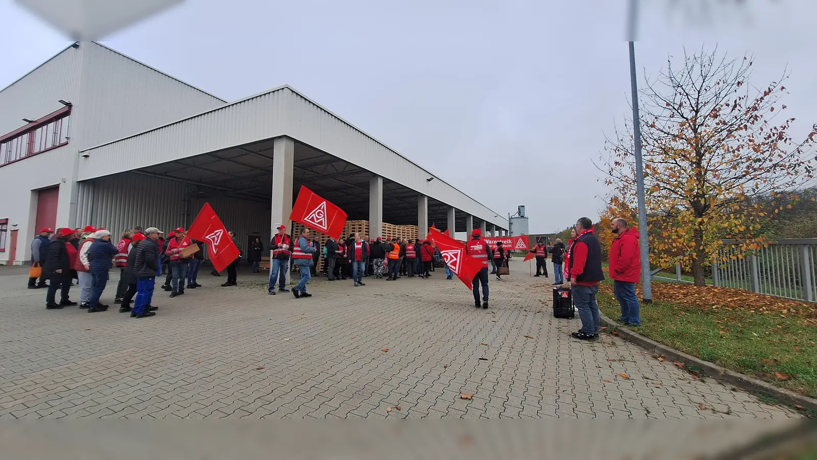 Vor den Hallen der Distriparts Deutschland GmbH versammelte sich ein Großteil der Beschäftigten zum Streik. Sie fordern mehr Geld, um lebensnotwendige Ausgaben tätigen zu können. (Foto: Daniela Ramsauer)