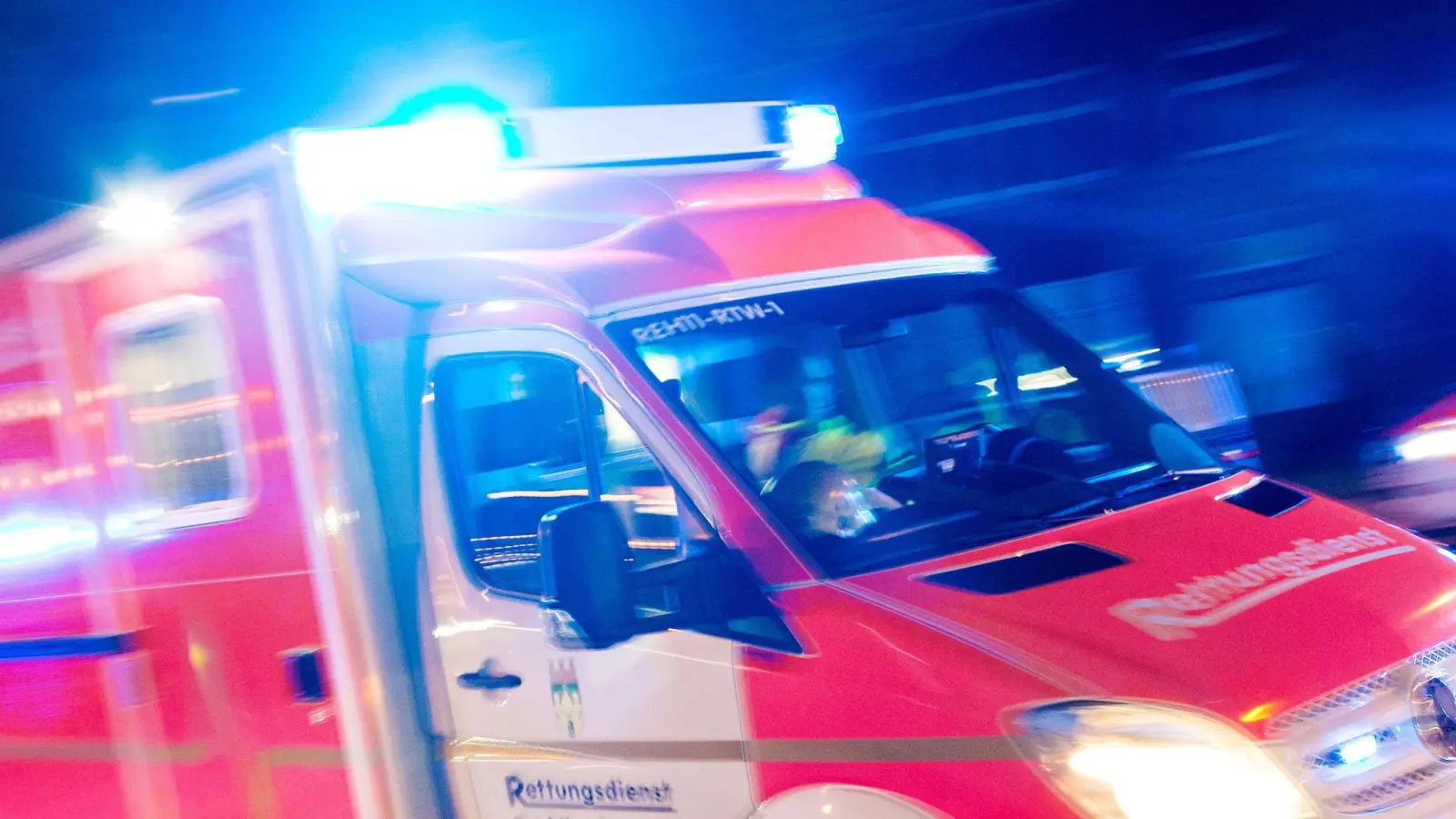 Der Mann wurde schwer verletzt in ein Krankenhaus gebracht. (Symbolbild) (Foto: Marcel Kusch/dpa)