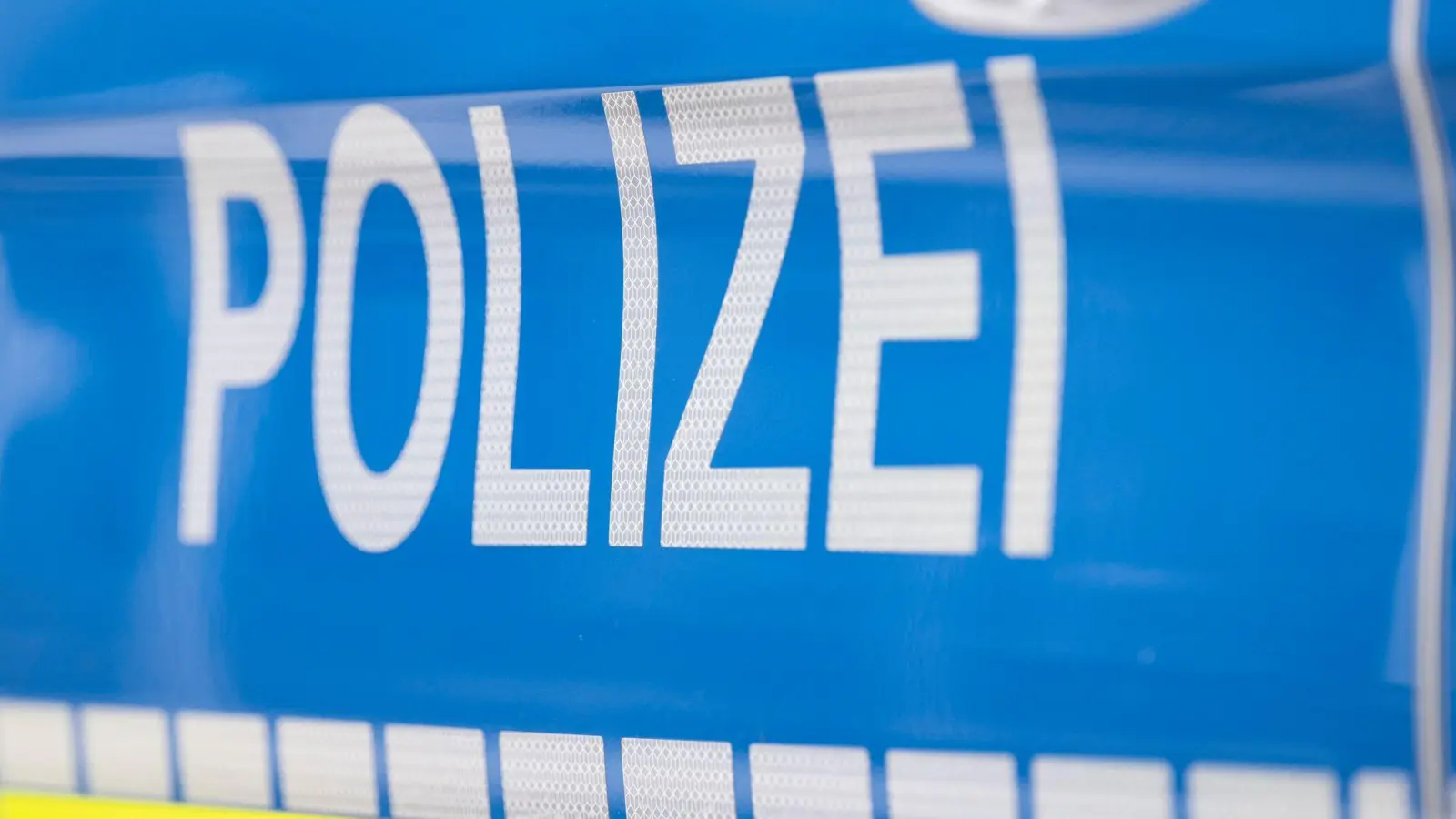 Die Polizei ermittelt, weil ein unbekannter Täter die Fensterscheibe einer Tennishalle in Niederbayern beschädigte. (Symbolbild) (Foto: Boris Roessler/dpa)