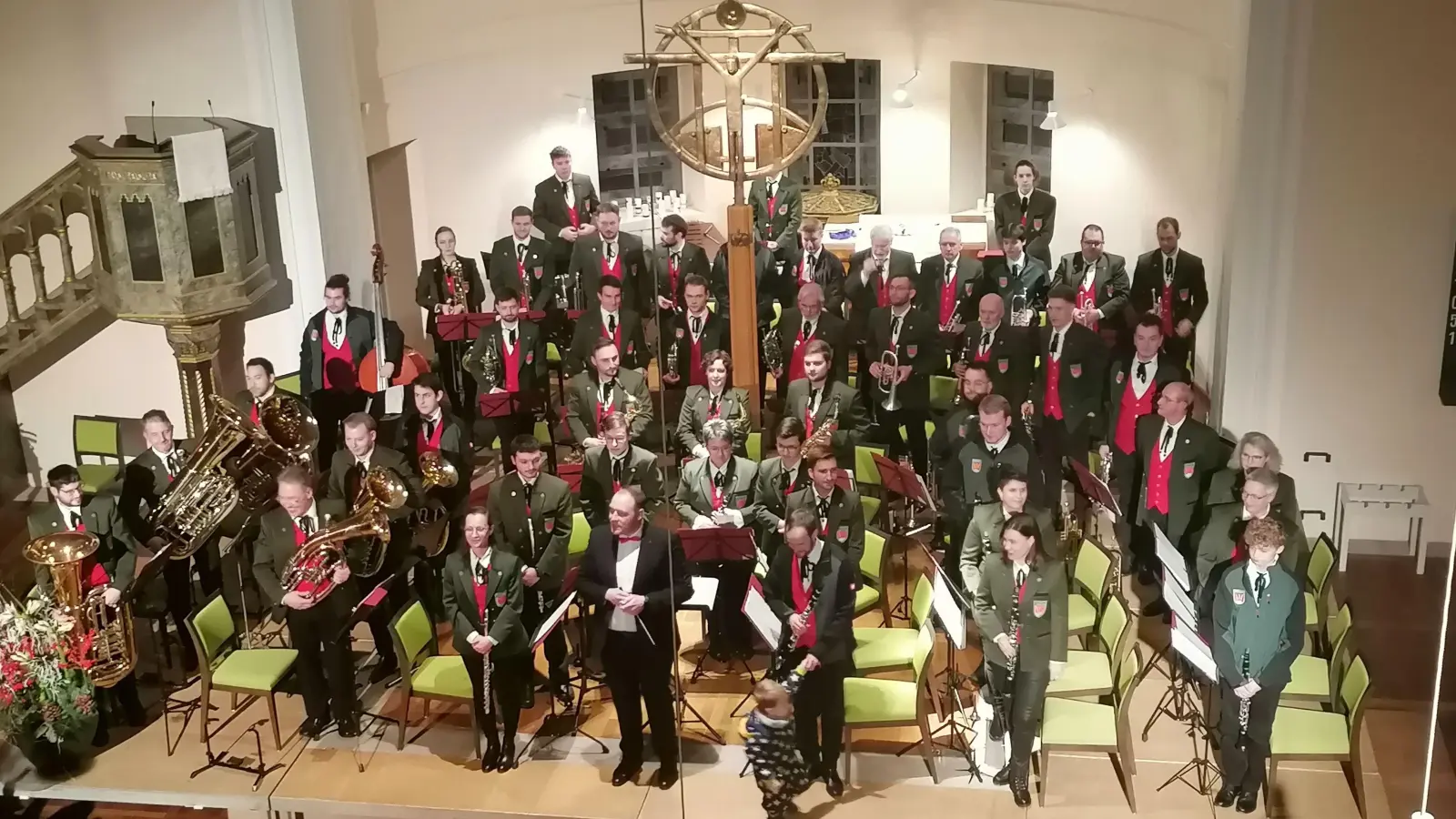 Die Stadtkapelle Dinkelsbühl unter der Leitung von Musikdirektor Johannes Krauß zeigte beim Weihnachtskonzert in der St.-Pauls-Kirche ihr beachtliches Können. (Foto: Friedrich Zinnecker)