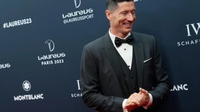 Robert Lewandowski drückt dem FC Bayern die Daumen. (Foto: Lewis Joly/AP/dpa)