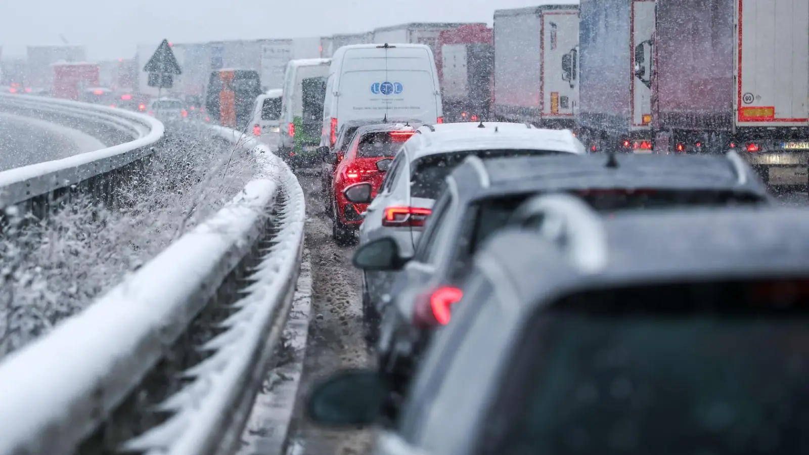 Wenn man im Winter im Stau steht, sind Decken, Proviant und Handyladekabel in Reichweite sinnvoll. (Foto: Jan Woitas/dpa/dpa-tmn)