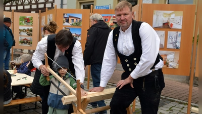 Einige Handwerker aus der Uffenheimer Region präsentieren sich auf dem Markt und versuchen auch gleich, den Nachwuchs zu begeistern. (Foto: Johannes Zimmermann)