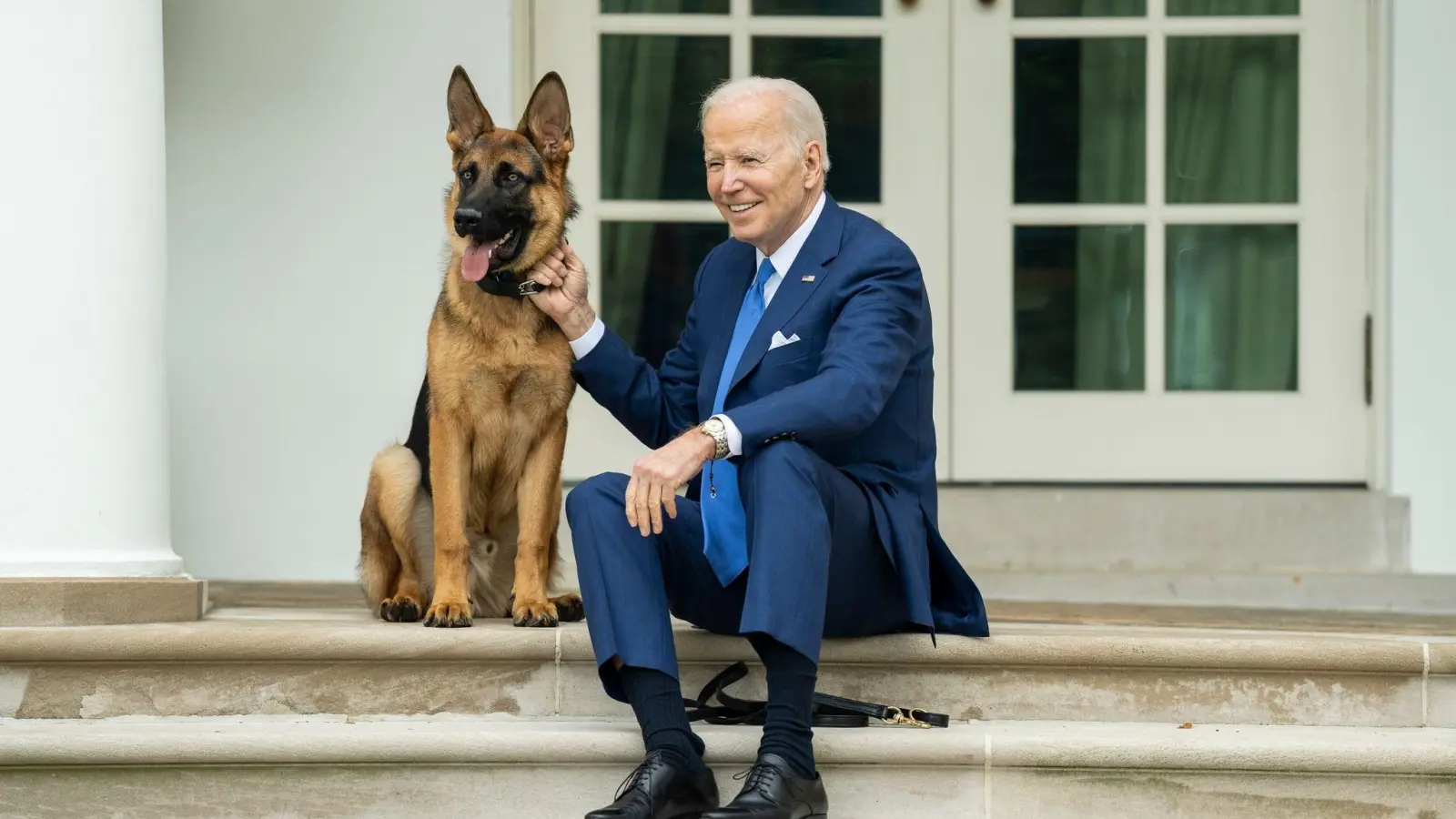 US-Präsident Joe Biden sitzt mit seinem Hund auf den Stufen vor dem Weißen Haus. (Foto: President Joe Biden/APA Images via ZUMA Press Wire/dpa)