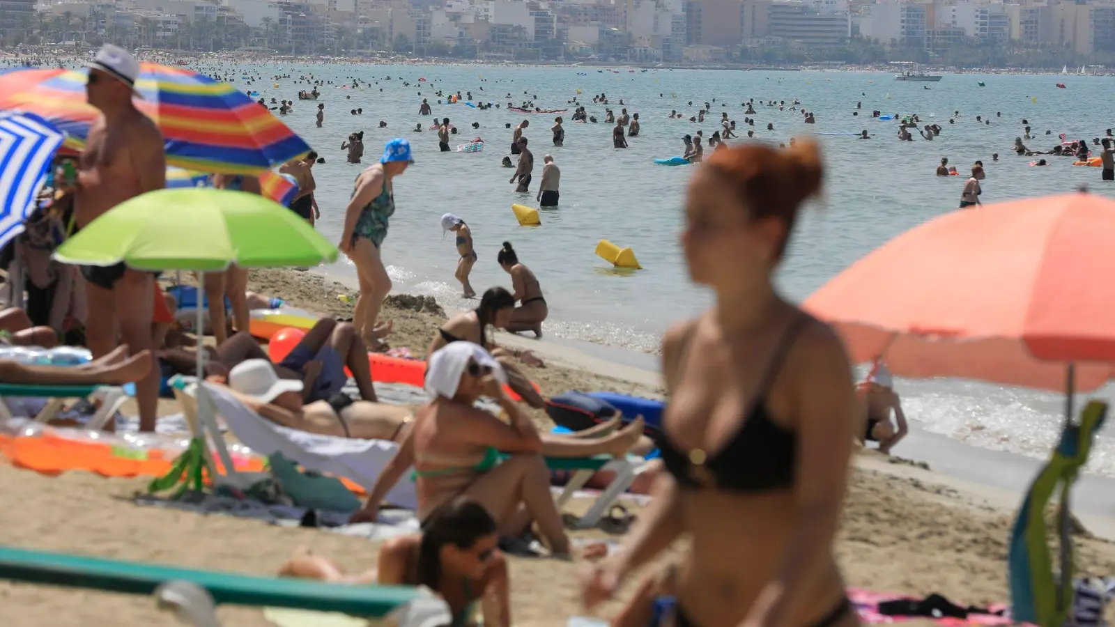 Noch sind Spaniens Strände voll. Die Branche sorgt sich aber langfristig über die möglichen Folgen von häufigeren Hitzewellen durch den Klimawandel. (Foto: Clara Margais/dpa)