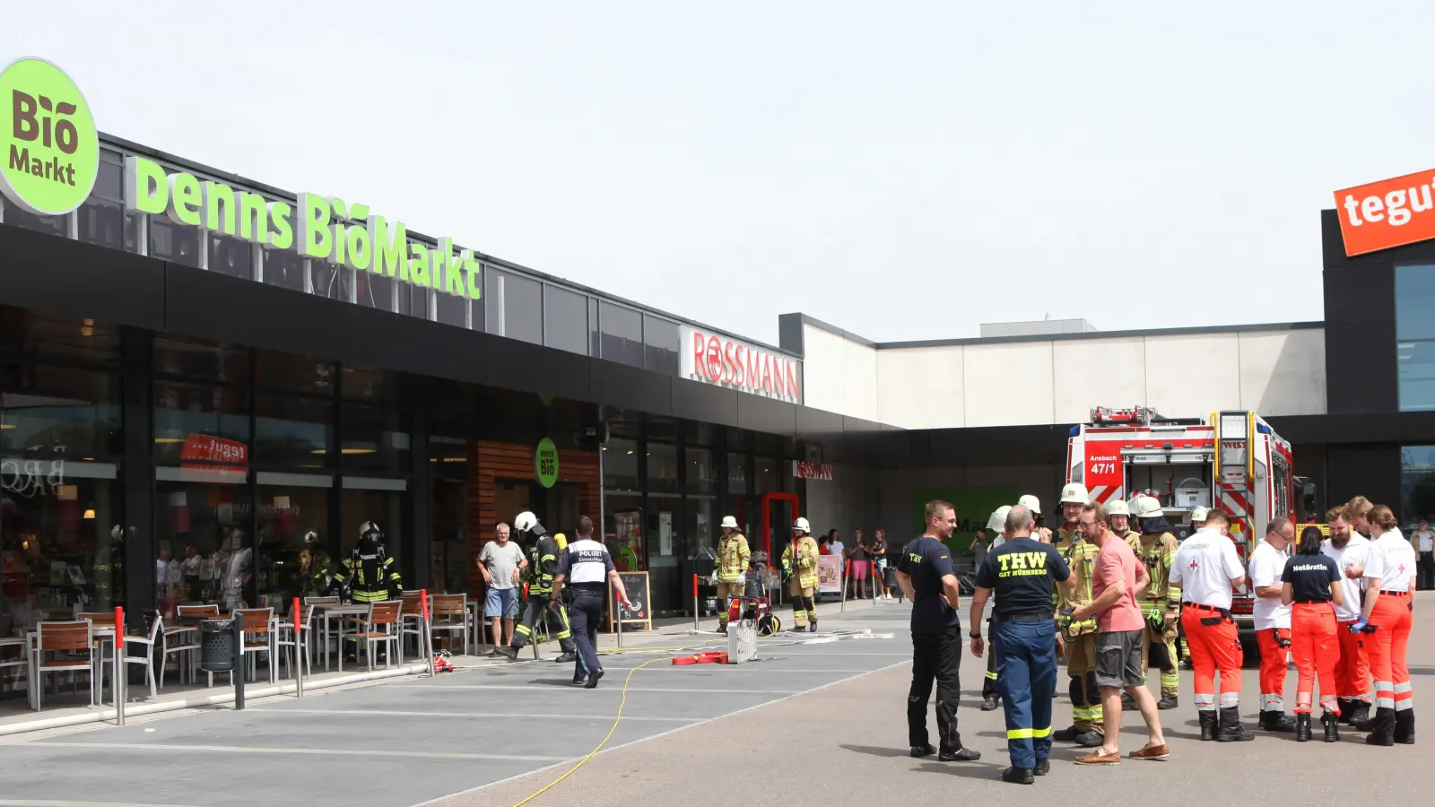 Eine Vielzahl an Einsatzkräften beorderte man am Samstag zu einem Lebensmittelmarkt (im Bild links) in Ansbach. (Foto: Thomas Haag)