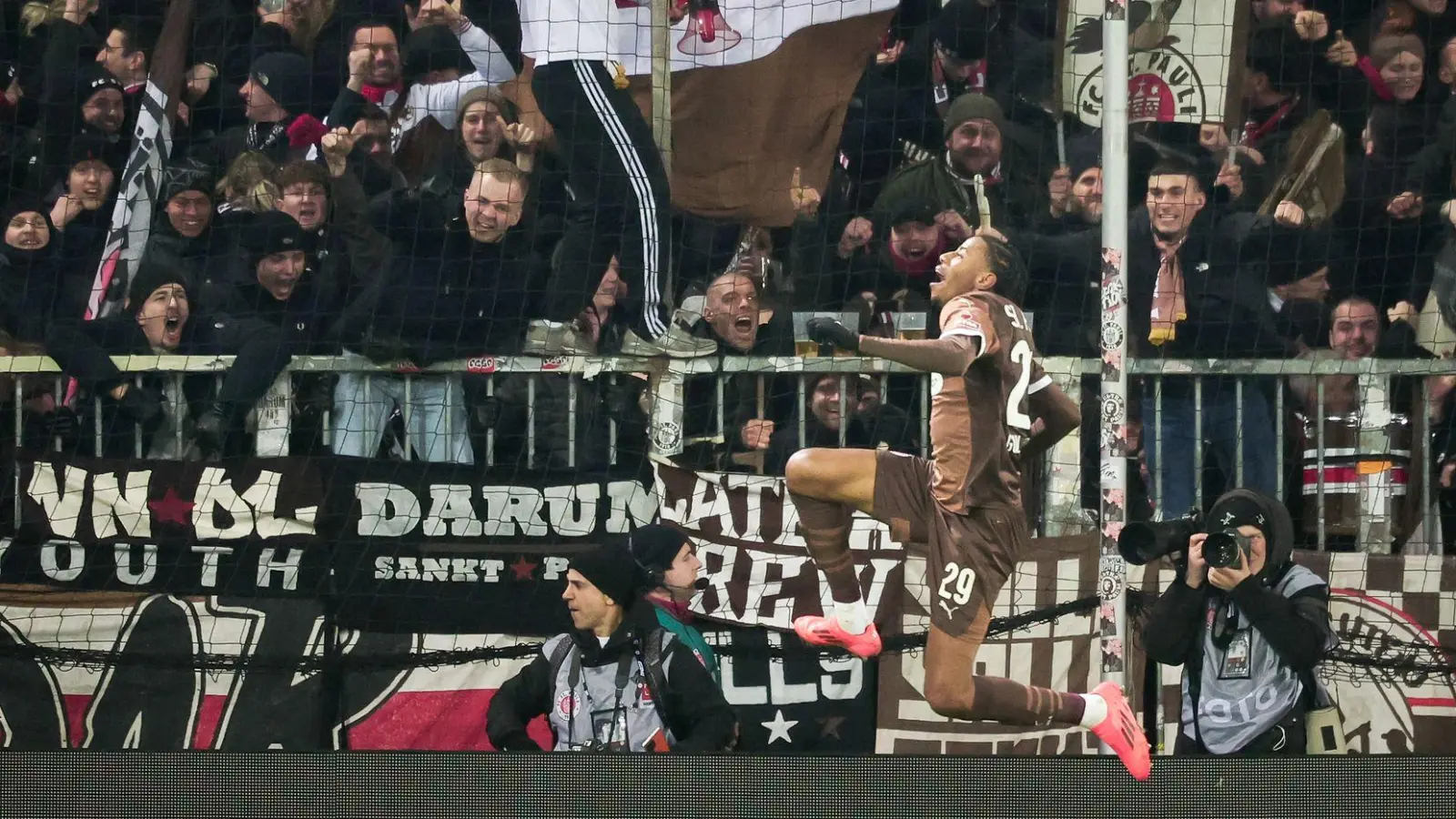 St. Paulis Morgan Guilavogui feiert sein Tor zum 1:0. (Foto: Christian Charisius/dpa)