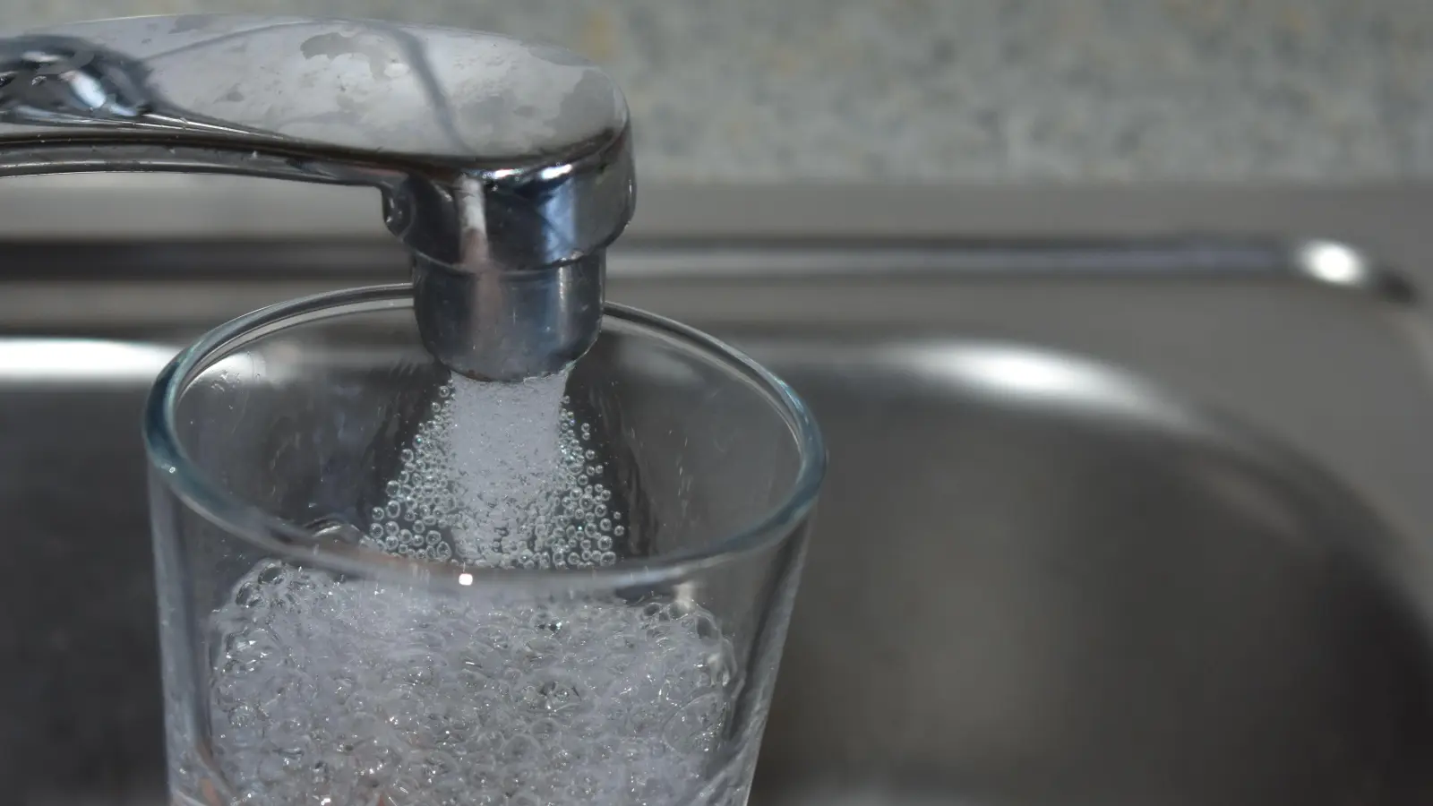 Wasser wird kostbarer – und teurer. In Weigenheim sucht man jetzt nach Lecks. (Symbolbild: Ute Niephaus)