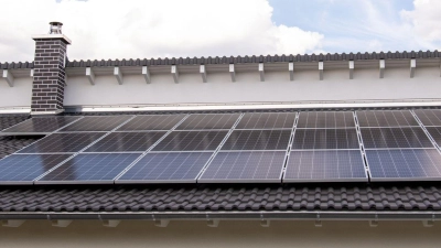 Wie viel Ertrag würde so eine Photovoltaik-Anlage auf meinem Dach bringen? Der Solaratlas des DLR gibt da erste Informationen. (Foto: Laura Ludwig/dpa.-tmn/dpa-tmn)