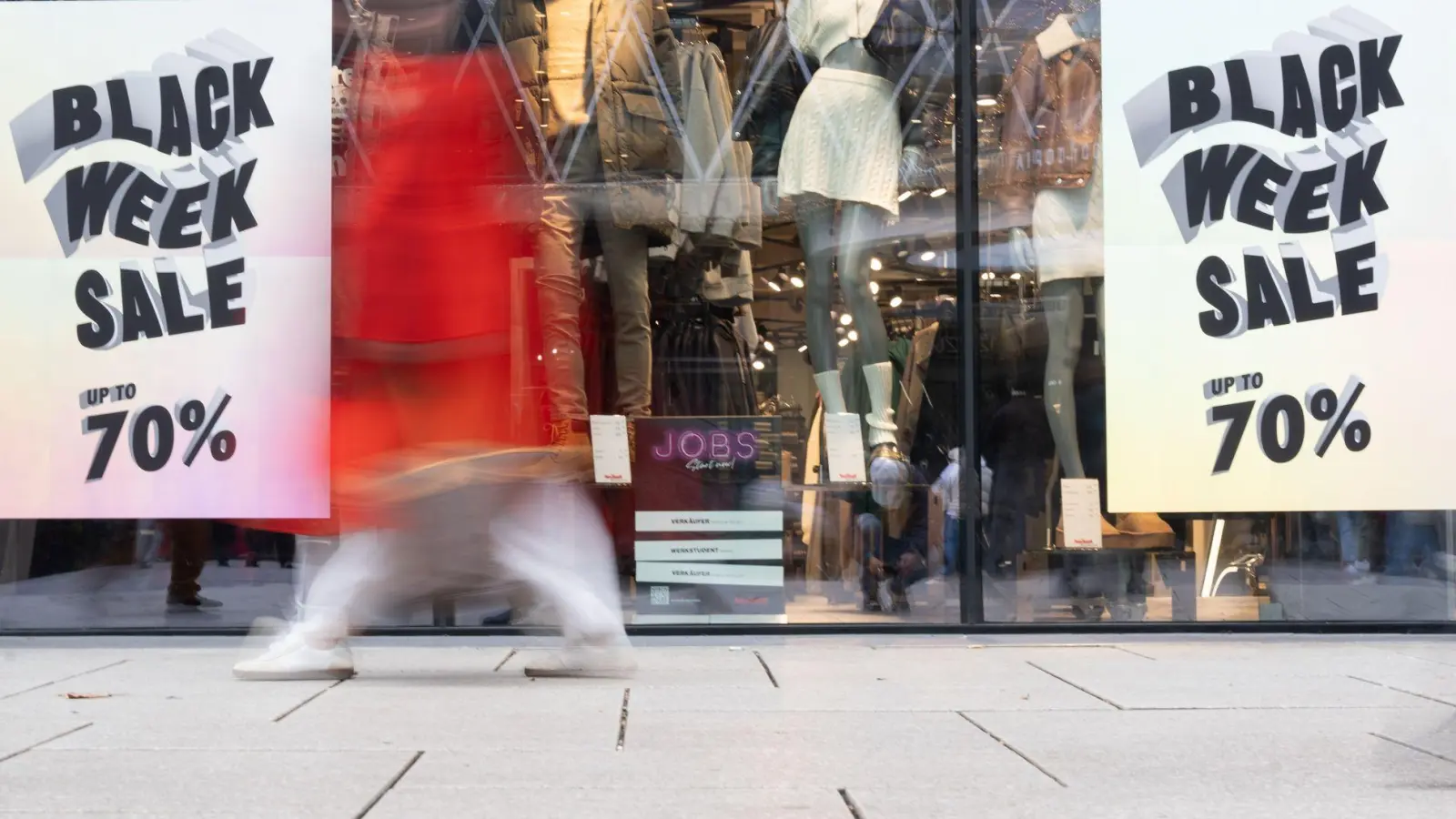 Männer geben am Black Friday mehr Geld aus. (Archivbild) (Foto: Etienne Dötsch/dpa)