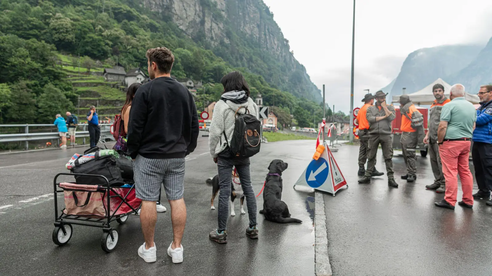 Vor dem Wochenende wurde einige Menschen aus Gefahrenzonen in Sicherheit gebracht.  (Foto: Elia Bianchi/KEYSTONE/TI-PRESS/dpa)