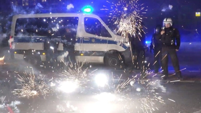 Nach der Silvesternacht mit vielen Böllerschäden und Gewalt werden Rufe nach Konsequenzen lauter. (Archivbild) (Foto: Julius-Christian Schreiner/TNN/dpa)