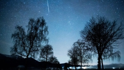 Die Sternschnuppen im Dezember tauchen am ganzen Himmel auf, der Ausstrahlungspunkt ist das Sternbild Zwillinge. (Archivbild) (Foto: Matthias Balk/dpa)