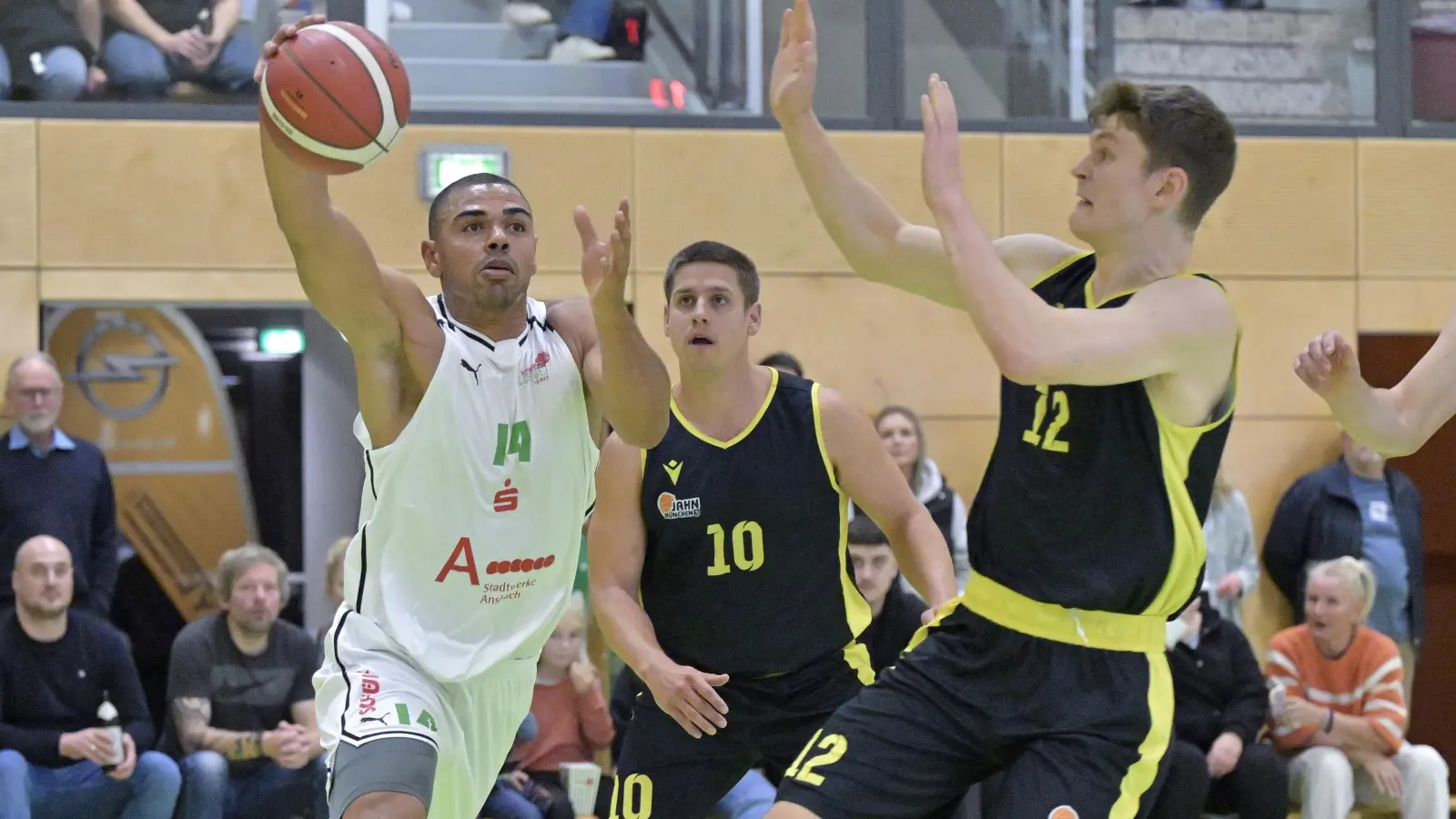 Wird im Ansbacher Team zurückerwartet: Paul Nzeocha (links), der hier gegen die Münchner Jakob Sperber (Mitte) und Pirmin Gaisser den Ball behauptet. (Foto: Martin Rügner)