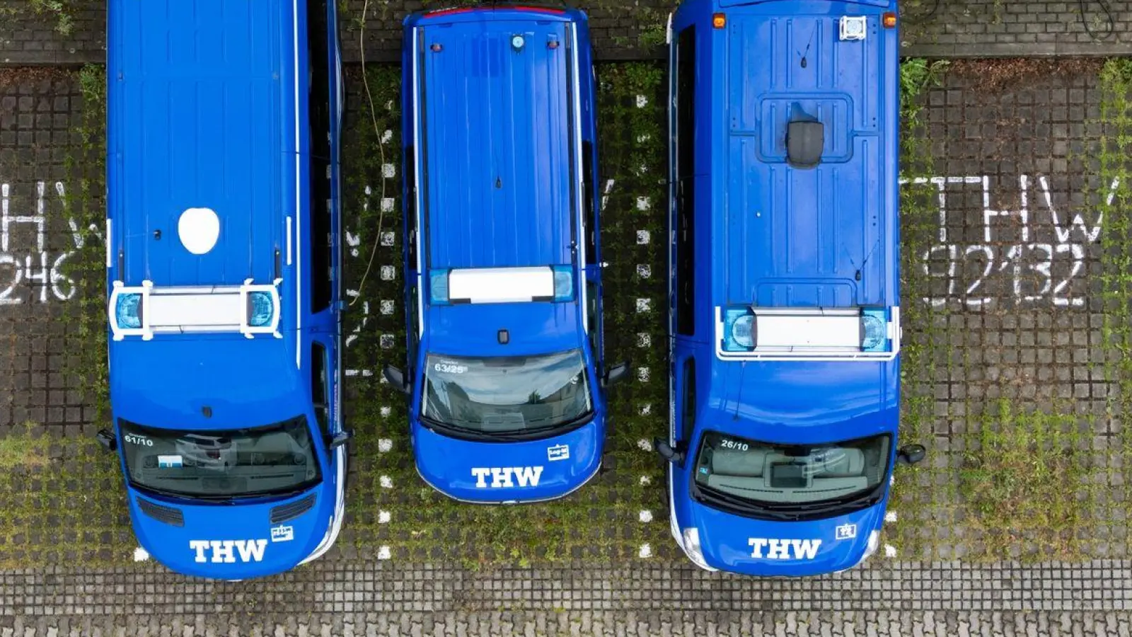 Einsatzfahrzeuge stehen bei der Großübung des Technischen Hilfswerks (THW) „Dresdner Blitz“ auf dem Gelände des THW. (Foto: Robert Michael/dpa)