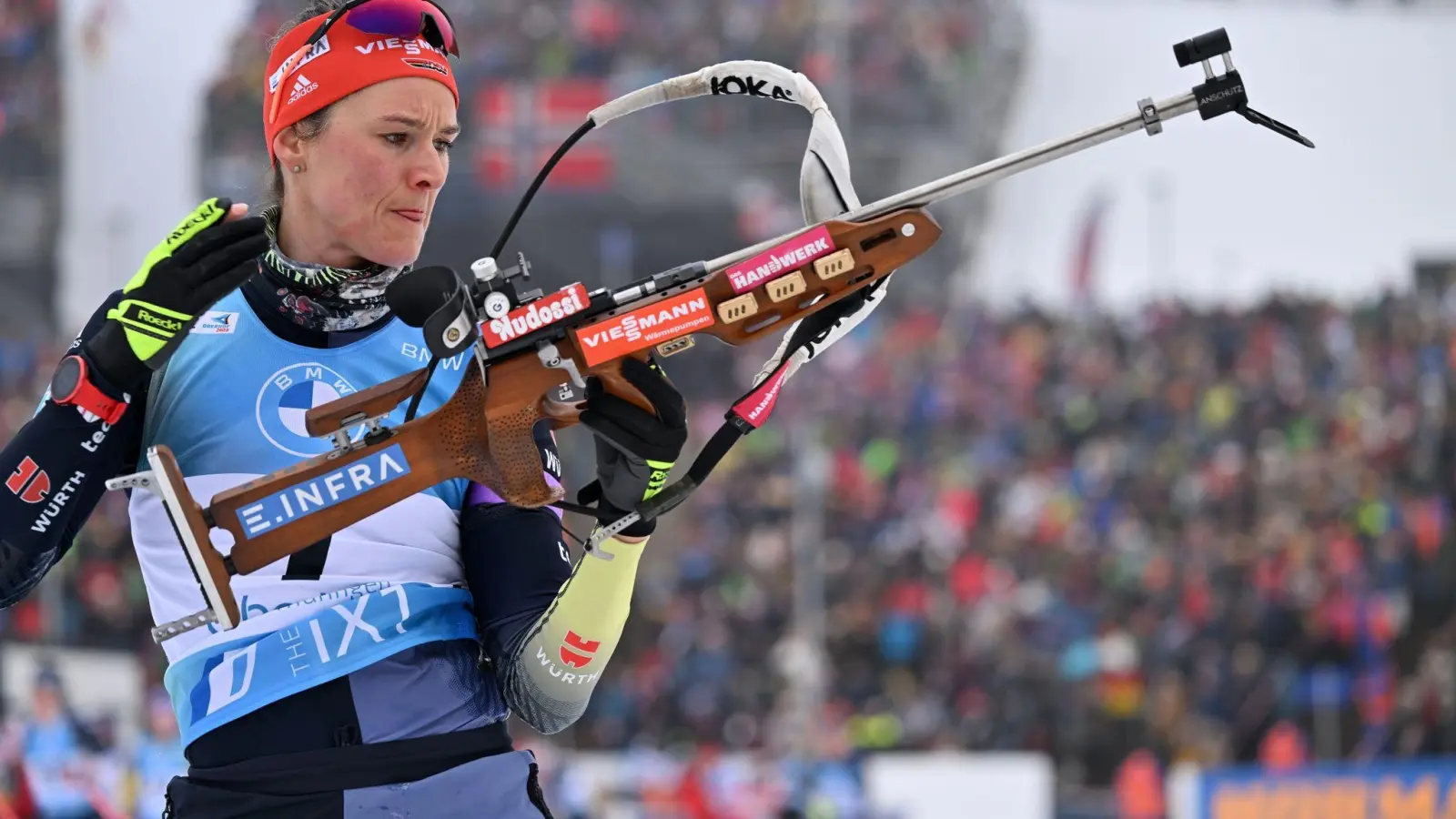 Silber in der WM-Verfolgung: Biathletin Denise Herrmann-Wick (l) am Schießstand. (Foto: Martin Schutt/dpa)