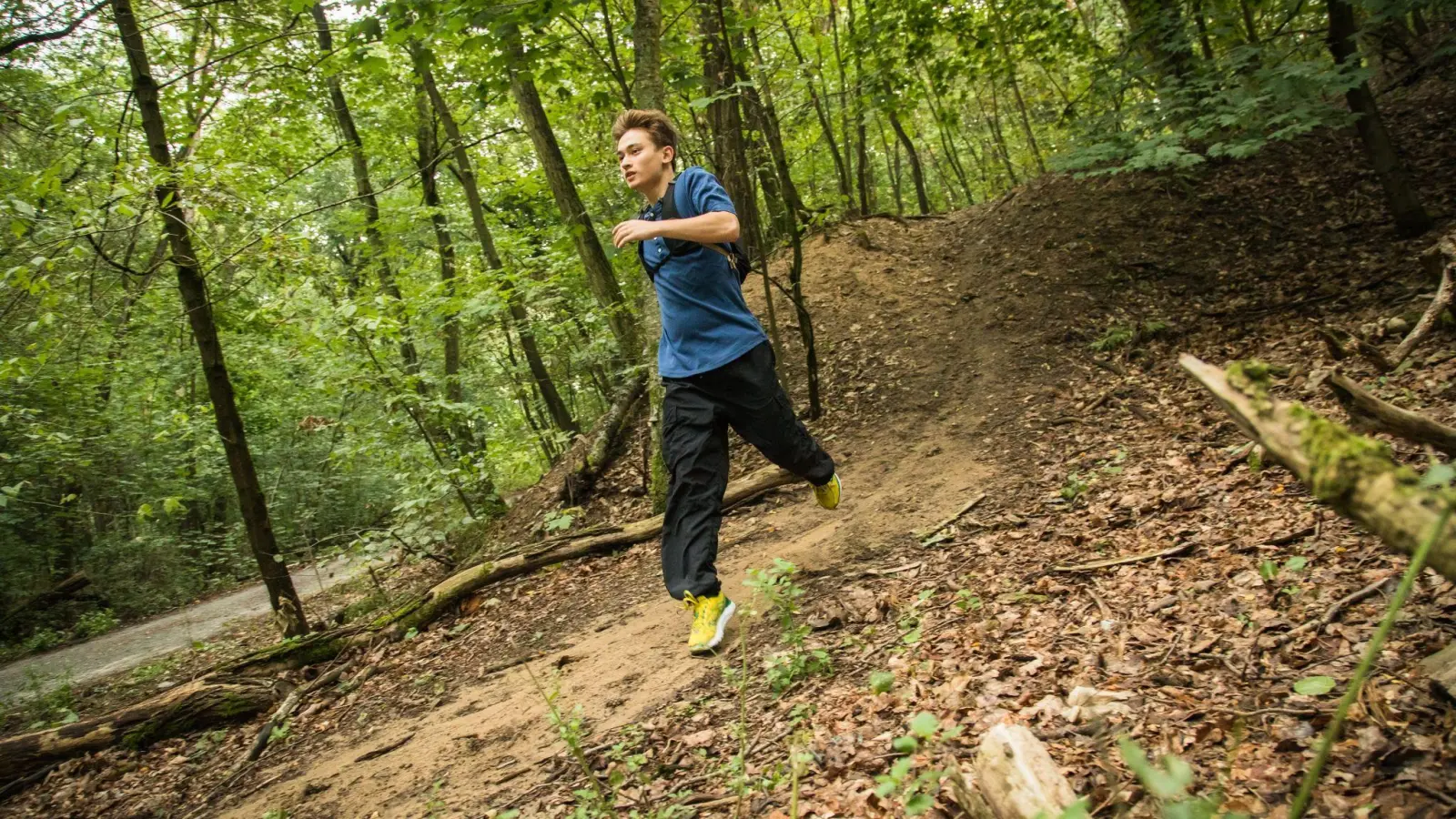 Gute Trailrunning-Schuhe sind wetterfest und gedämpft, abgestimmt auf die Bodenverhältnisse und den Lauftyp. (Foto: Christin Klose/dpa-tmn)