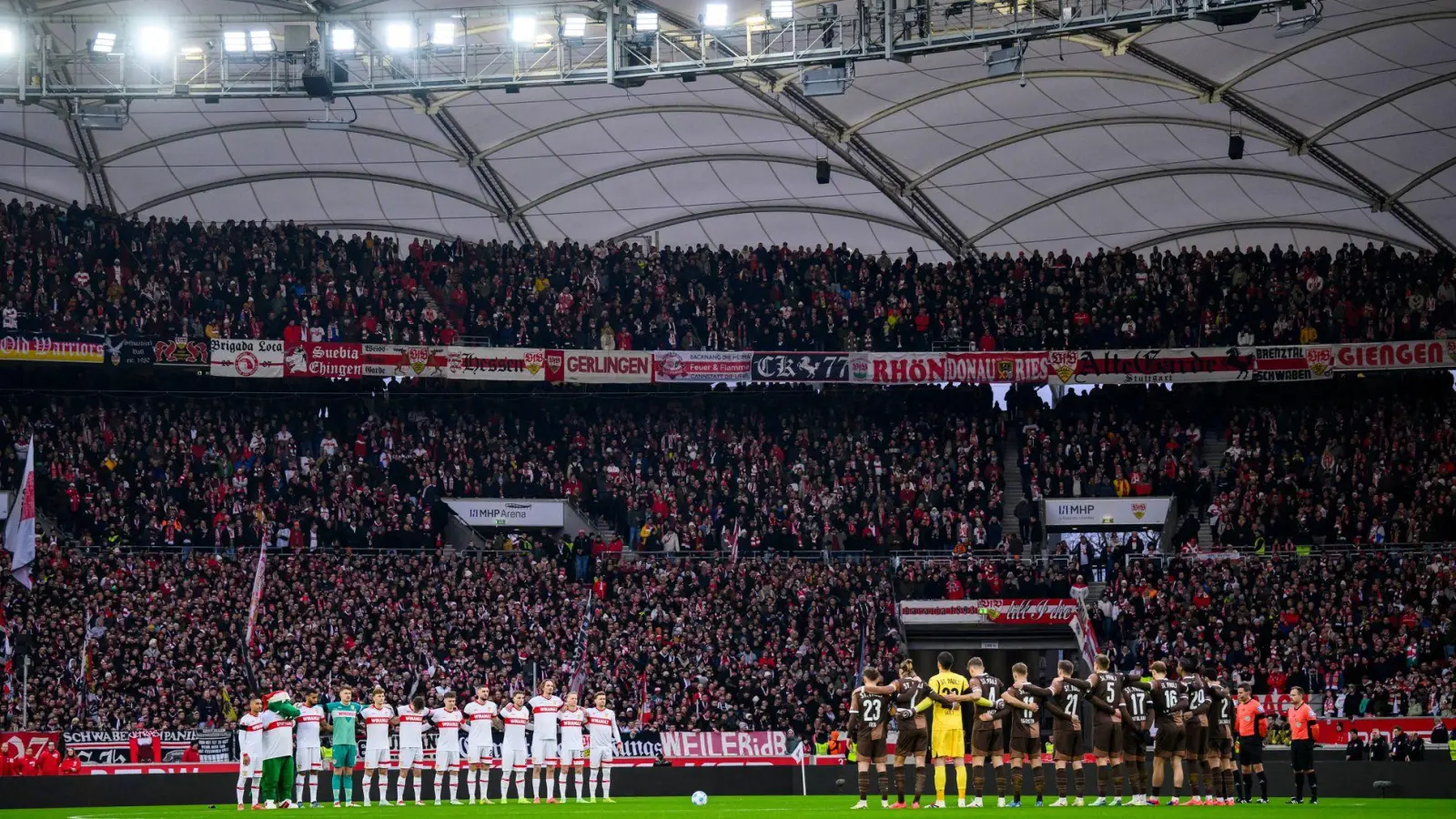 Schweigeminute vor dem Spiel in Stuttgart. (Foto: Tom Weller/dpa)