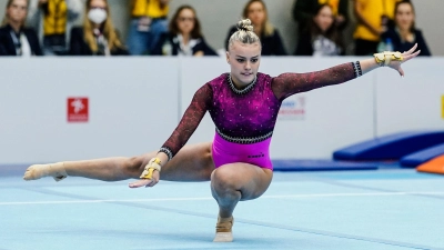 Emma Malewski bei ihrer Boden-Kür. (Foto: Uwe Anspach/dpa)