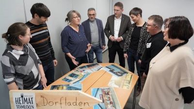 Beim ersten Austausch der Dorfläden im Landkreis Ansbach kamen zusammen (von links): Anna und Johannes Pfanz (Dorfladen Weiltingen), Karin Allred (Dombühl), Paul Bornowski (Langfurth), Landrat Dr. Jürgen Ludwig, Andrea Denzinger (Regionalmanagerin Landkreis Ansbach), Adam Kreysa und Bürgermeisterin Ursula Weiß (Bruckberg). (Foto: Landratsamt Ansbach/Josephine Georgi)