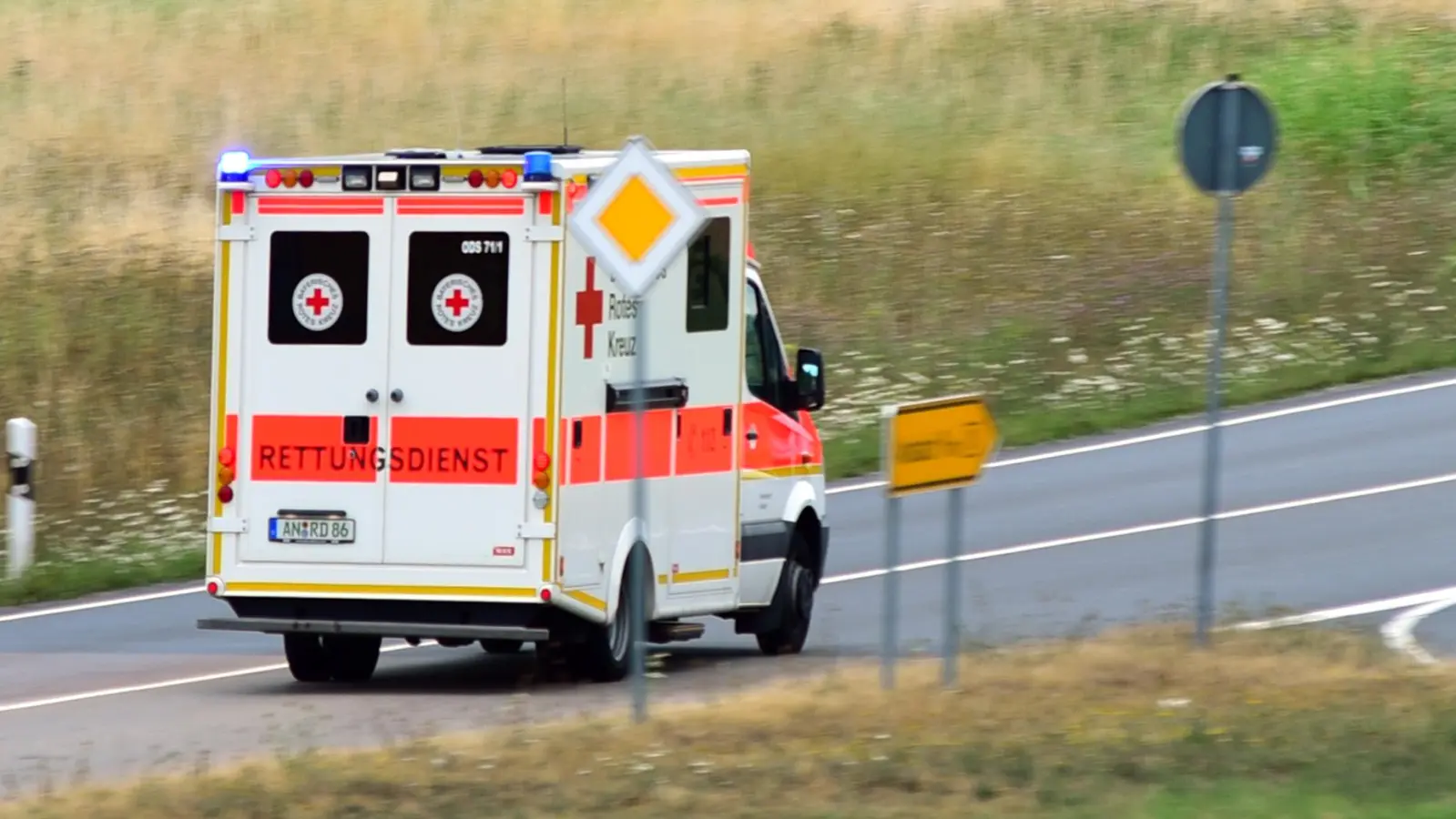 Der Rettungsdienst brachte den Schuljungen in ein Krankenhaus. (Symbolbild: Jim Albright)