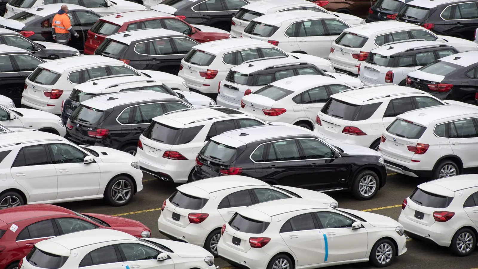 Sowohl BMW als auch Mercedes kämpfen um ihre Absätze in China. (Symbolbild) (Foto: Ingo Wagner/dpa)