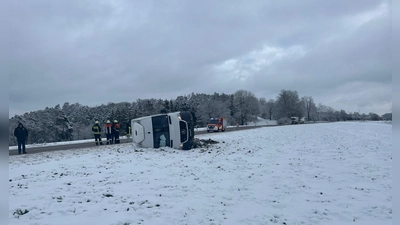 Nach dem Schneefall kommt es immer noch zu Unfällen. Auf der Hochstraße bei Unternbibert kam ein Transporter von der Fahrbahn ab. (Foto: Daniela Ramsauer)