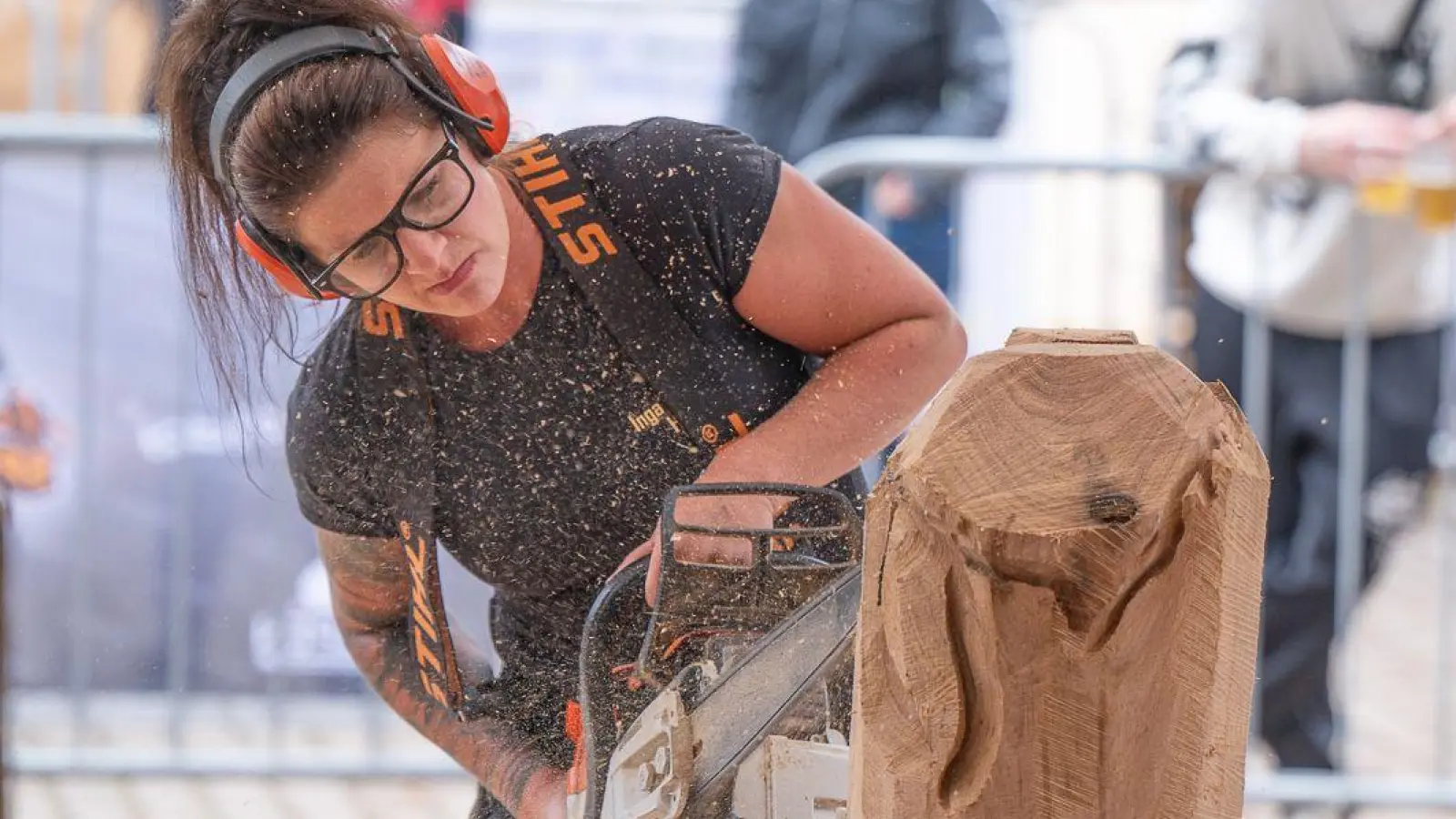 Inga Müller in ihrem Element: Die 41-Jährige aus Uffenheim nimmt regelmäßig an Kettensägen-Schnitzwettbewerben auf Zeit teil. (Foto: Micha Gnoth)