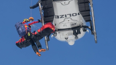 Ein Polizeihubschrauber mit Seilwinde rettete die Frau. (Symbolbild) (Foto: Matthias Balk/dpa)