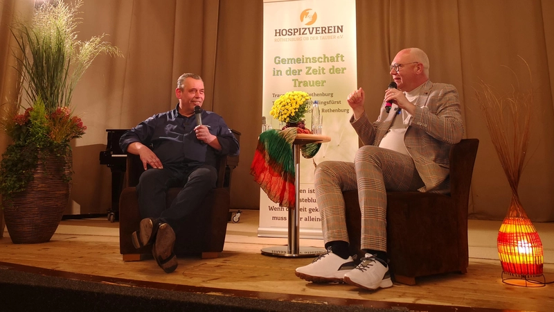 Umkreisten das Thema „Genuss bis zum Schluss“ humoristisch, lieferten aber auch Momente mit Tiefgang: Gourmetgastronom Christian Mittermeier (links) und Komiker Martin Rassau. (Foto: Jürgen Binder)