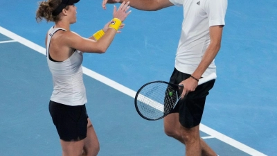 Alexander Zverev und Laura Siegmund jubeln nach dem Sieg. (Foto: Mark Baker/AP/dpa)