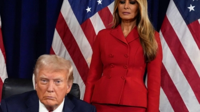 Es ist unklar, ob Melania Trump permanent mit ihrem Mann Donald Trump im Weißen Haus wohnen wird. (Archivbild) (Foto: Evan Vucci/AP/dpa)