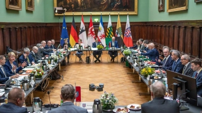 Die Ministerpräsidenten der Ost-Länder beraten bei einer gemeinsamen Konferenz in Berlin. (Foto: Michael Kappeler/dpa)