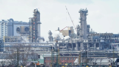 Die Chemiebranche erwartet dieses Jahr weniger Produktionswachstum (Archivbild). (Foto: Uwe Anspach/dpa)