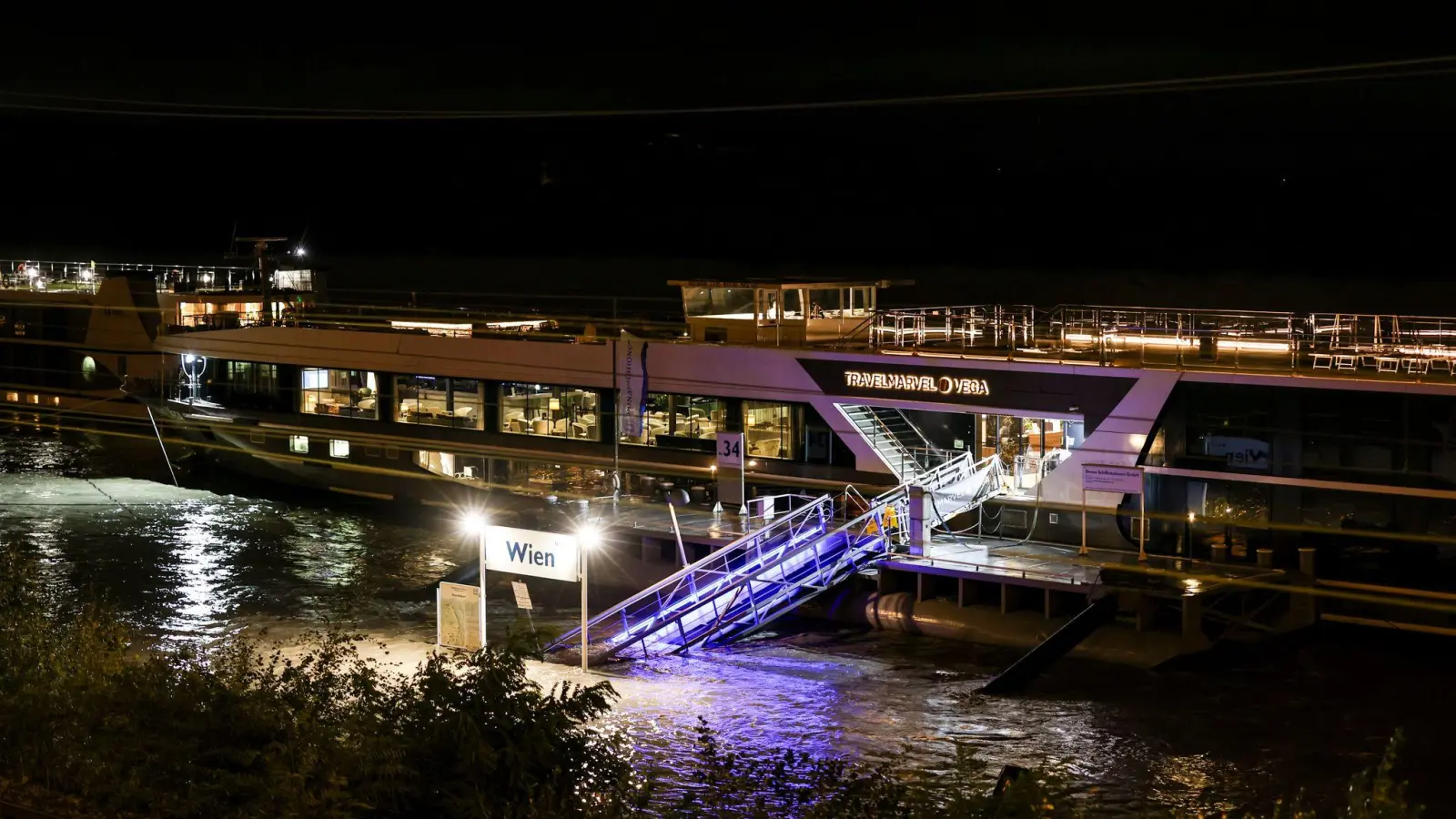 Ein Flusskreuzfahrtschiff hat am Anleger festgemacht. Die Passagiere können die Schiffe nicht verlassen, weil der Anleger im Hochwasser nicht zugänglich ist. (Foto: Christoph Reichwein/dpa/dpa-tmn)