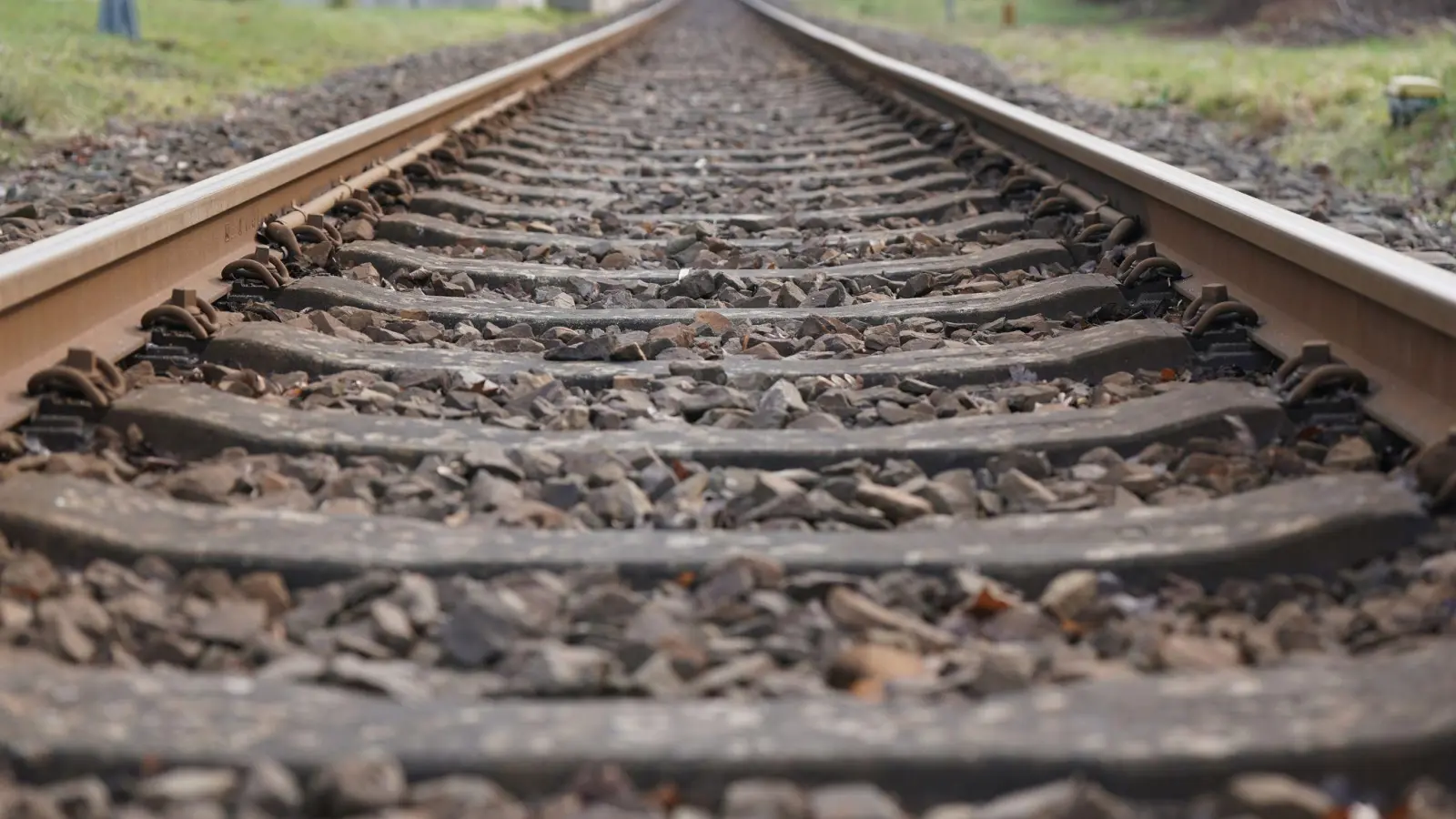 Ein Jugendlicher wollte mit einem Traktorgespann am Bahnübergang die Gleise überqueren, als plötzlich ein Zug kam. (Symbolbild: Marcus Brandt/dpa)